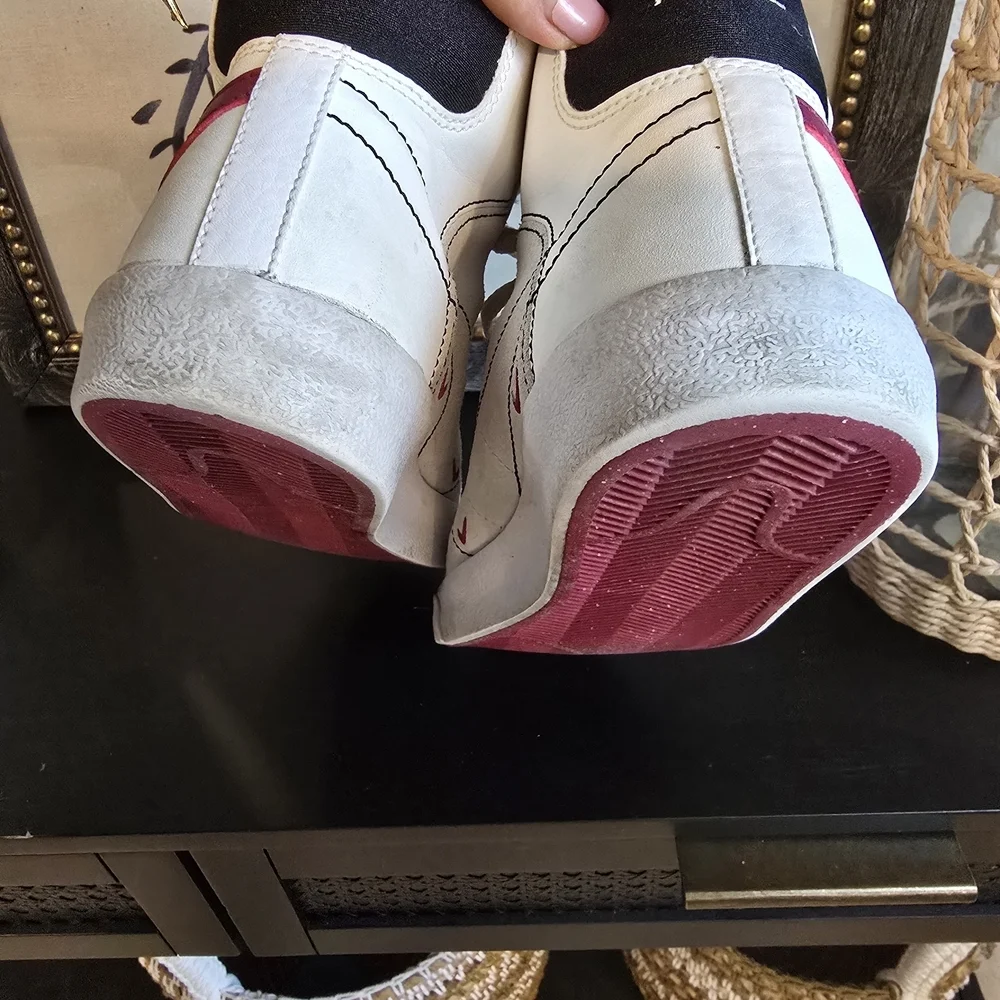 Nike big kids size 7 Blazer Mid '77 SE White Rush Maroon 7y